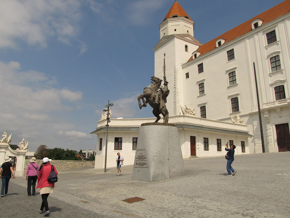 Братислав имя. Братислава памятник королю. Братислава 2000. Братислава Воскресенск. Мэрия Братиславы.