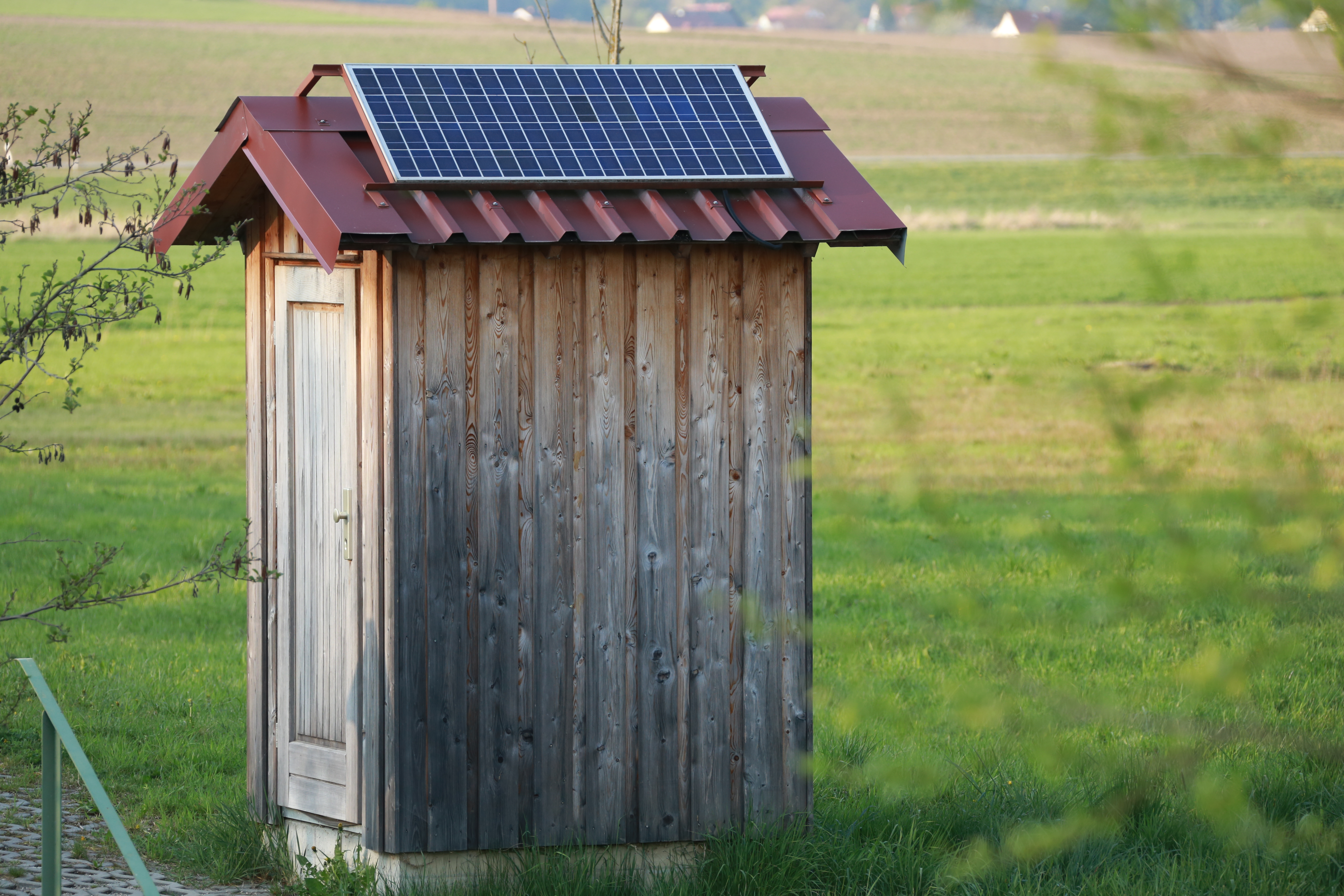 File:Solardach Hütte mit Solaranlage (13992083167).jpg - Wikimedia Commons