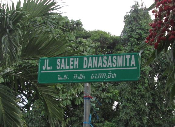 Street_name_sign_in_Bogor_uses_Roman_and_Sundanese_script.jpg