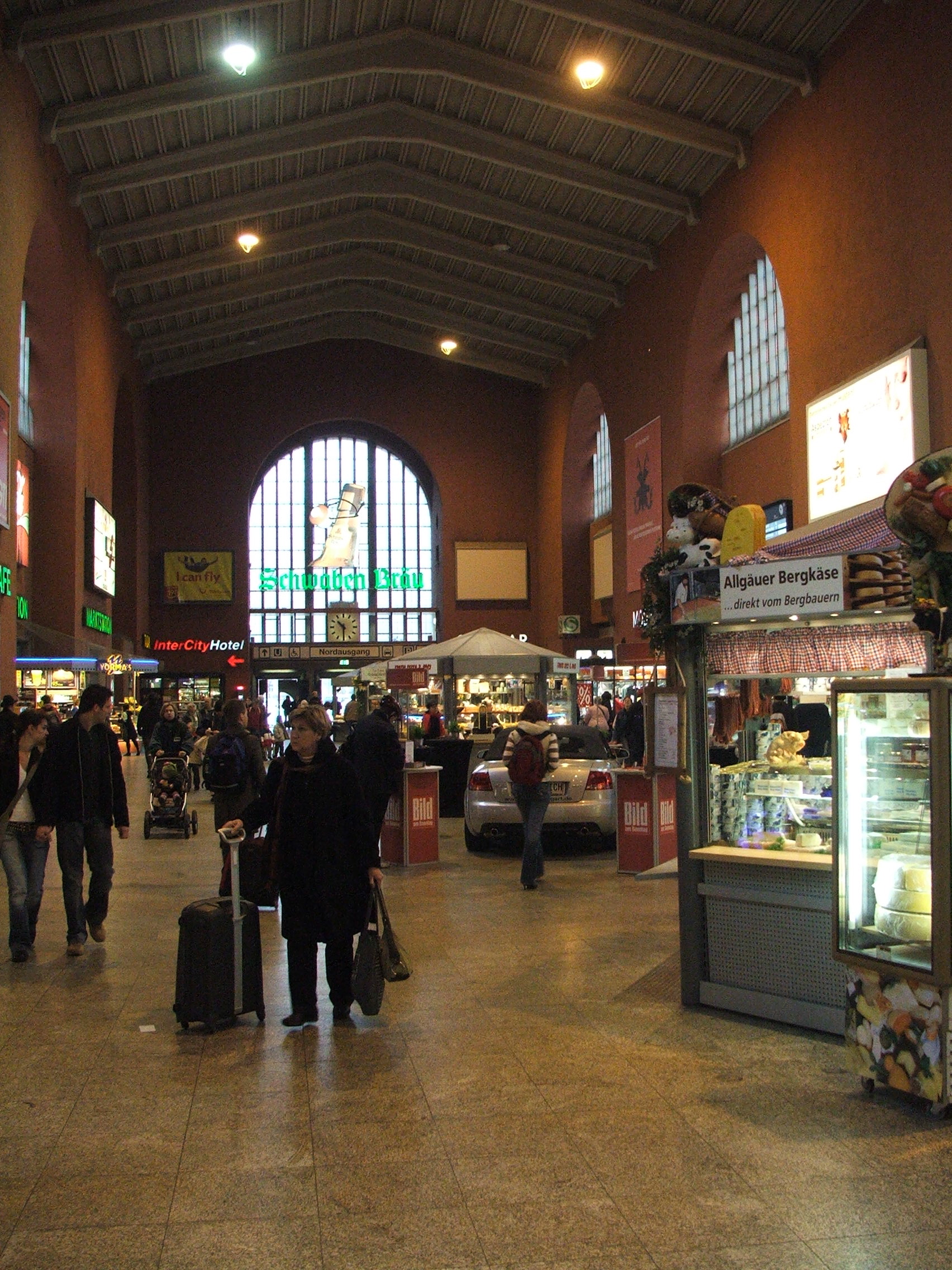 https://upload.wikimedia.org/wikipedia/commons/9/9d/Stuttgart_Hbf.jpg