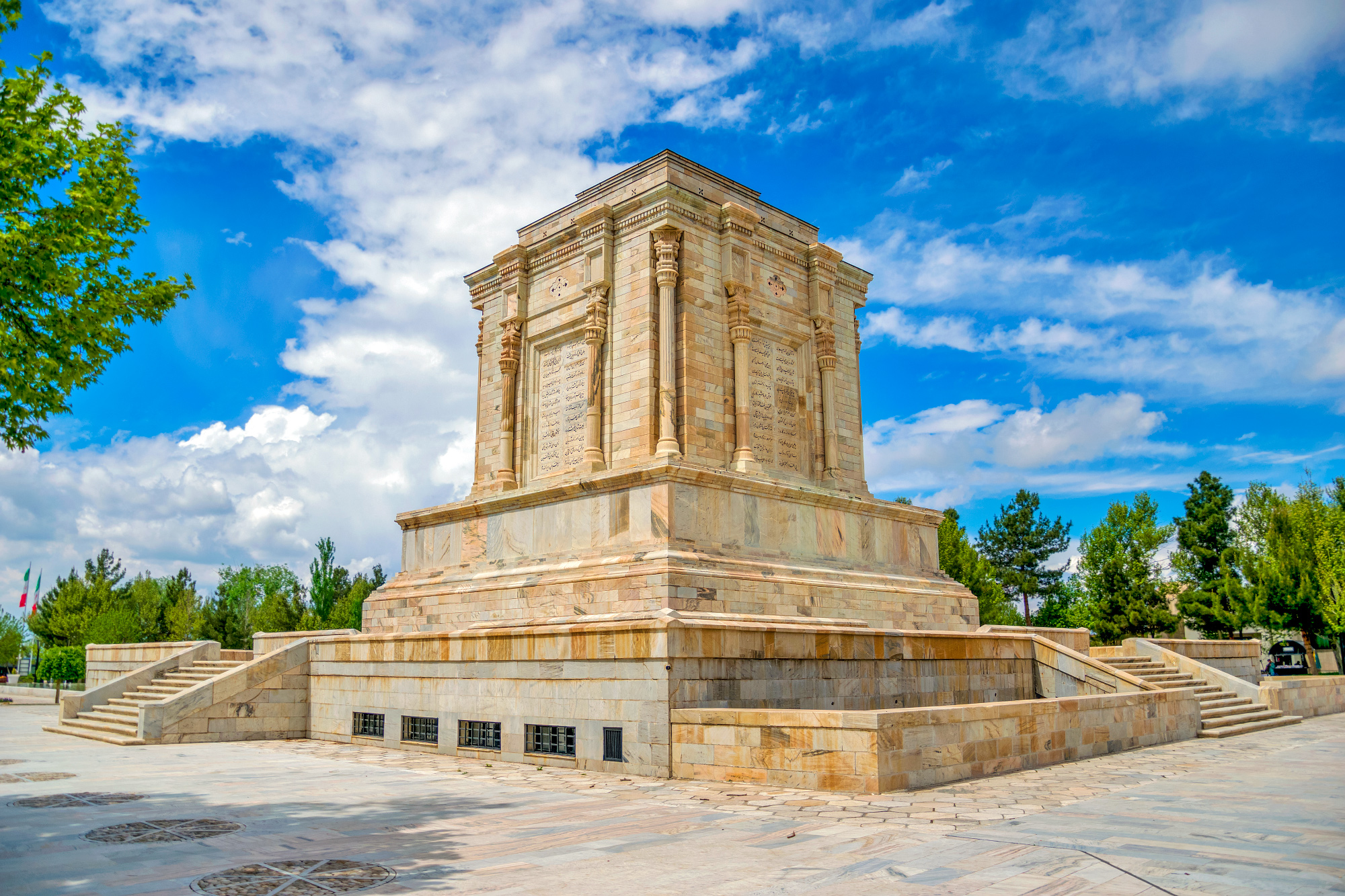 https://upload.wikimedia.org/wikipedia/commons/9/9d/Tomb-of-Ferdowsi_%D8%A2%D8%B1%D8%A7%D9%85%DA%AF%D8%A7%D9%87-%D9%81%D8%B1%D8%AF%D9%88%D8%B3%DB%8C_Davoud-Davoudi_1.jpg