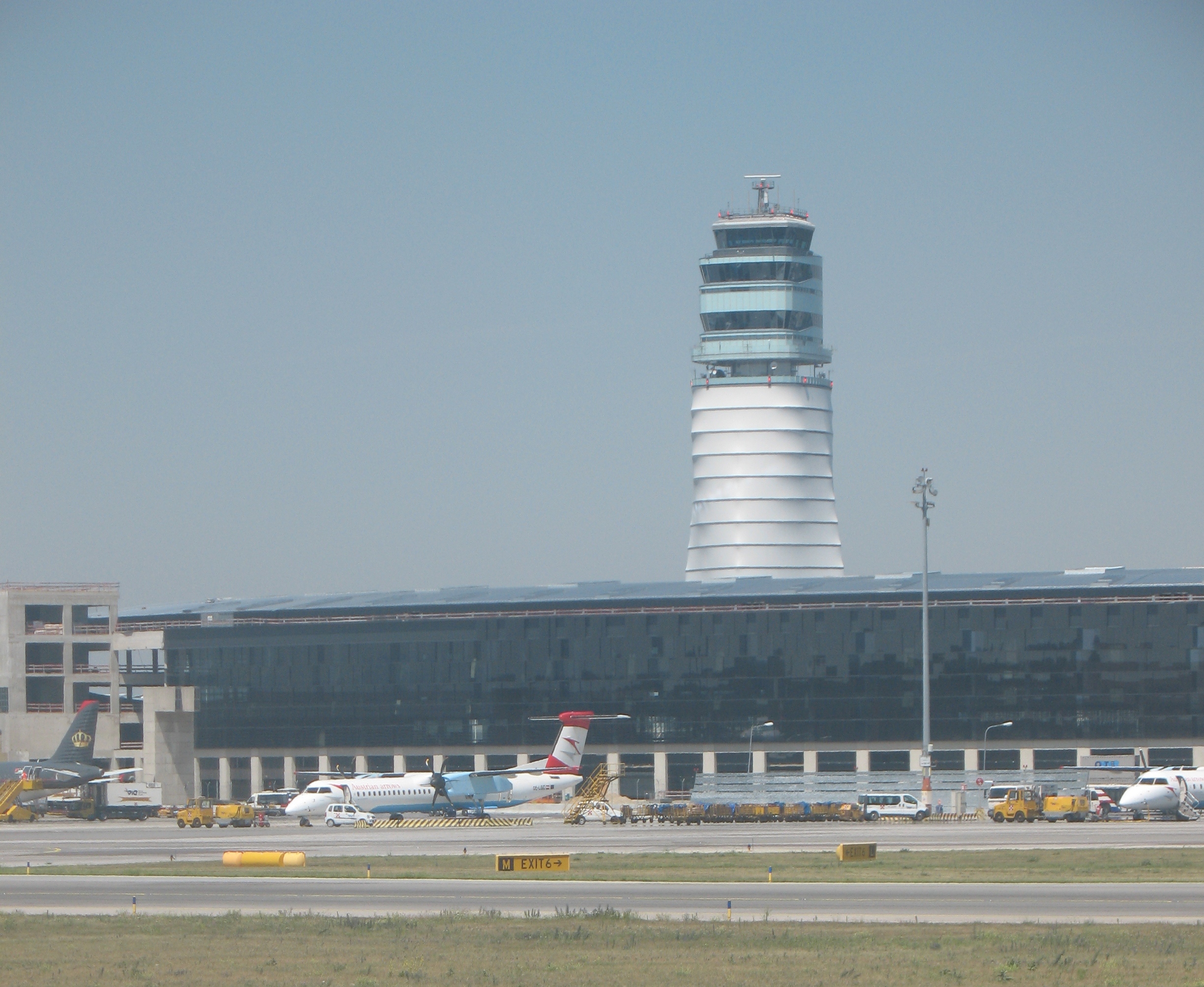 File Tower Flughafen Wien Schwechat Jpg Wikimedia Commons