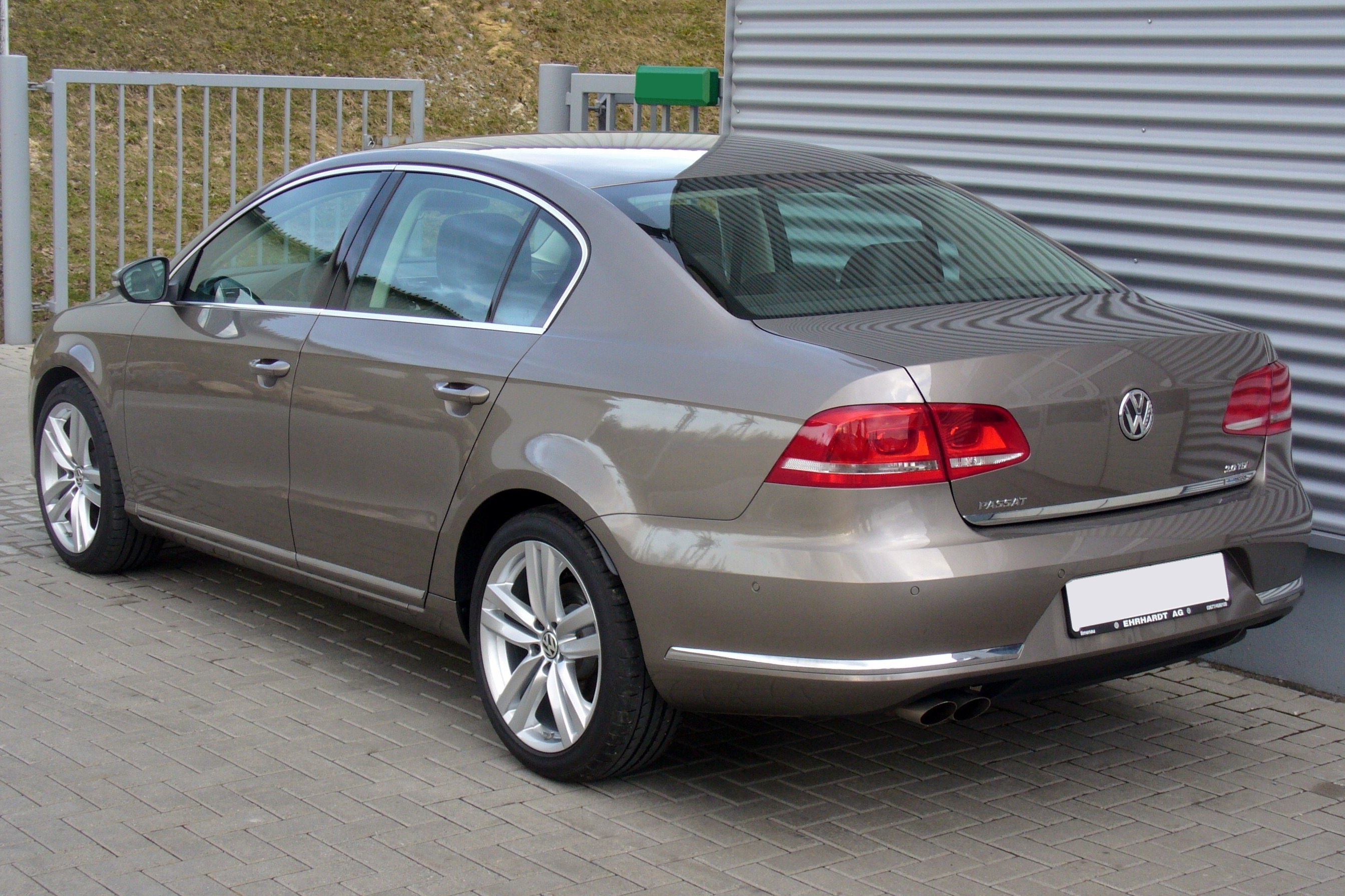 File:VW Passat B7 2.0 TDI DSG Highline Kaschmirbraun Heck.JPG - Wikipedia