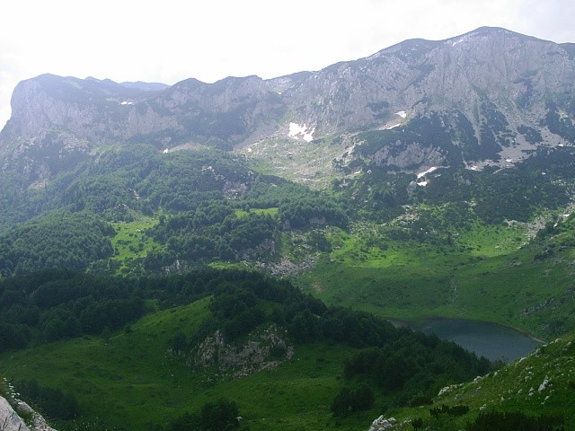 File:Veliko jezero pod skalni stenou Hromce (2020 m).jpg