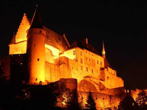 File:Vianden Castle at night.jpg