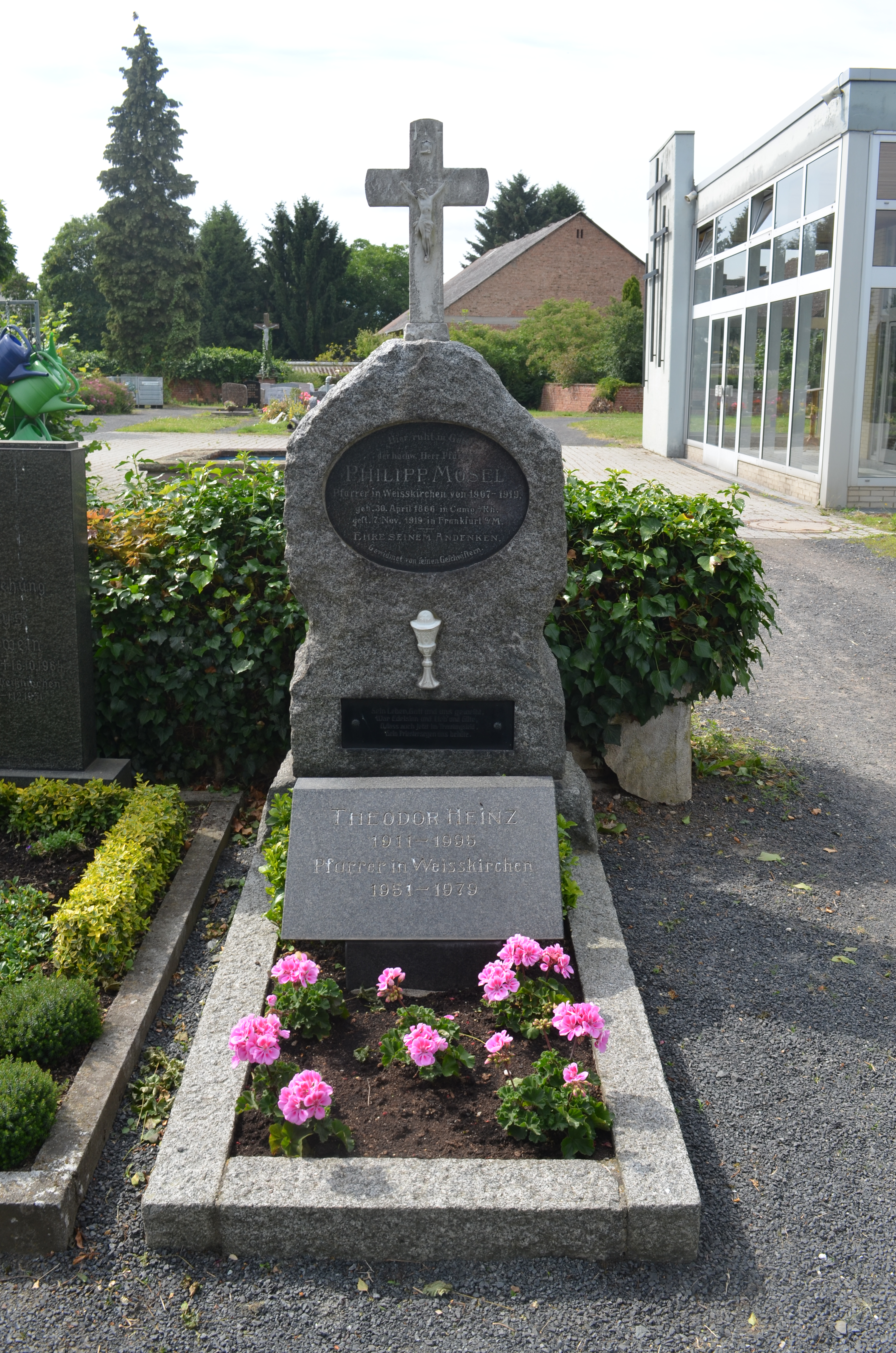 File Weisskirchen Friedhof Grab Pfarrer Mosel Jpg Wikimedia Commons