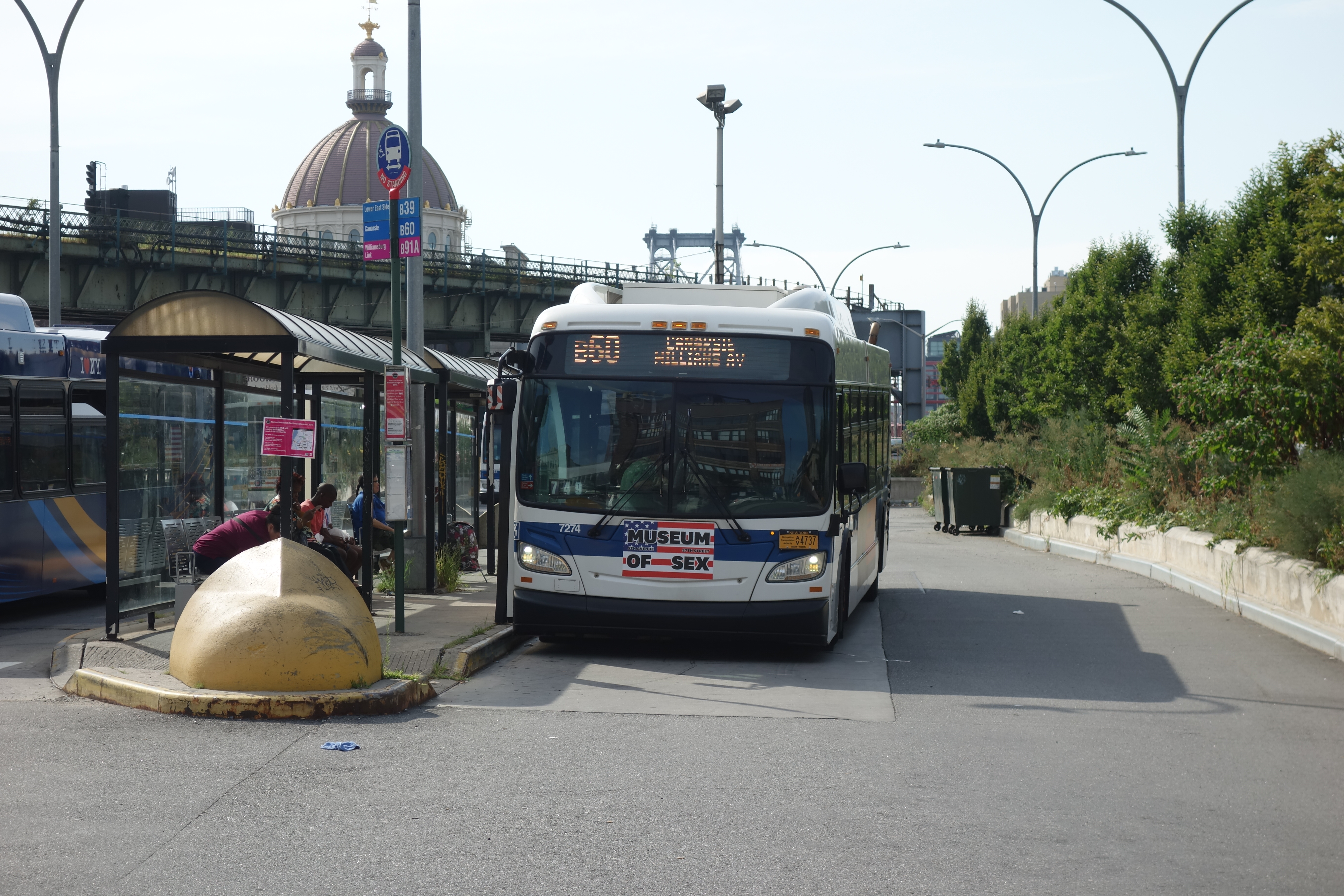 Мост из автобусов. Low Bridge Bus.