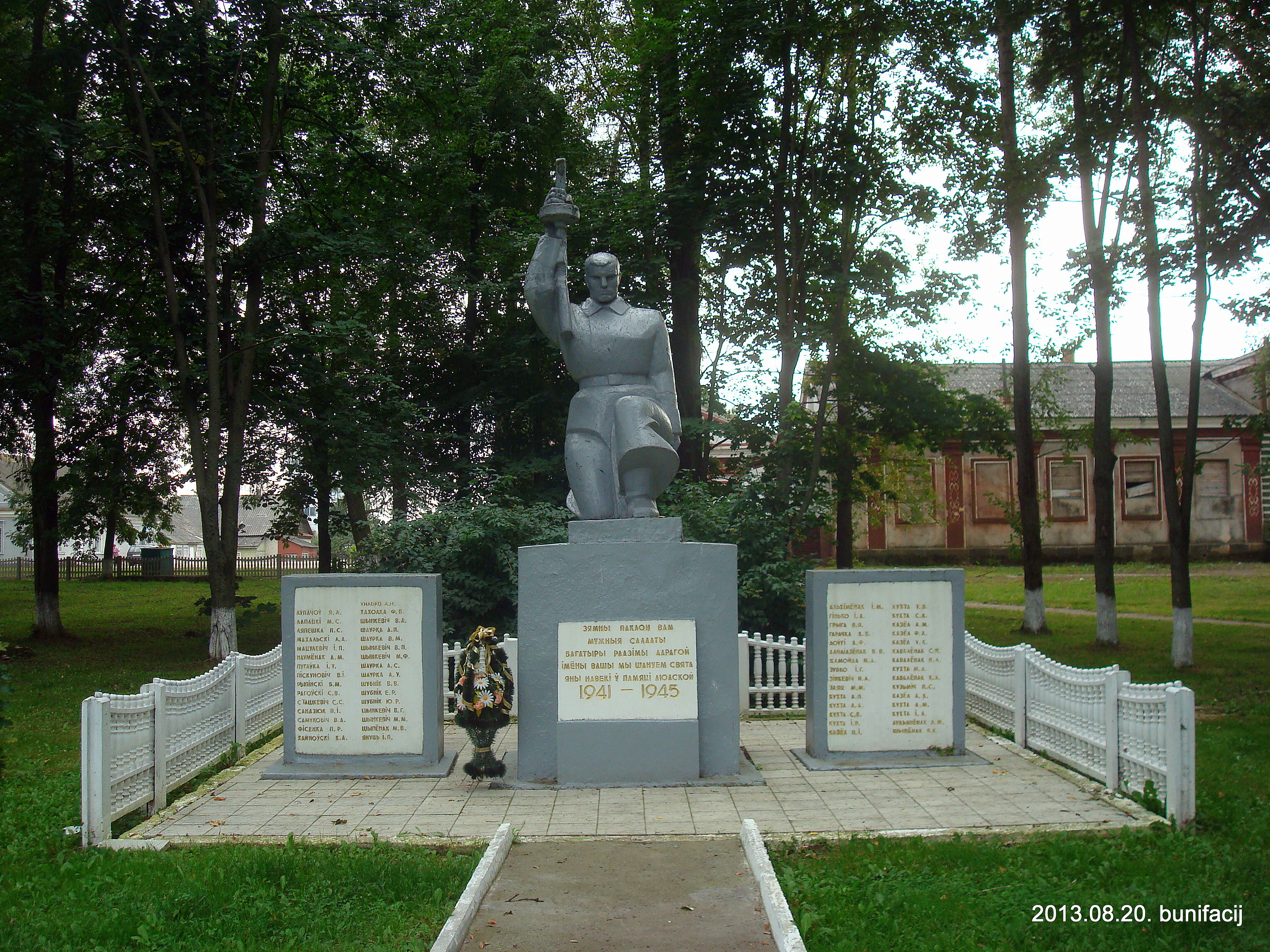 Памятники деревне. Памятник войнам Великой войны Войтовцы Хмельницкая область. Озерец памятник. Мемориал Великой Отечественной войны в дер. Озерец. Монумент в деревне Васильковичи.