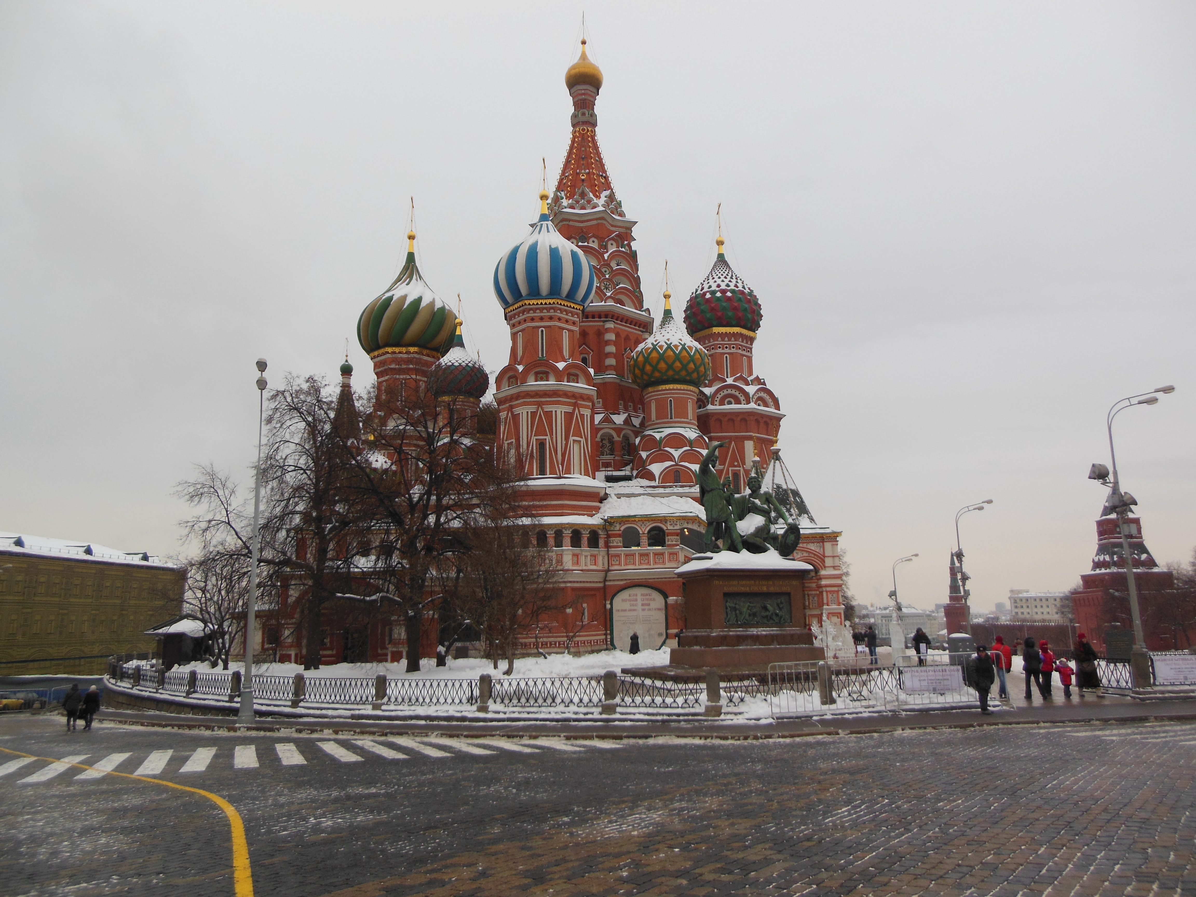 Front moscow. Красная площадь. Храм Василия Блаженного в снегу. Храм Максима Блаженного. Московский Кремль и красная площадь.