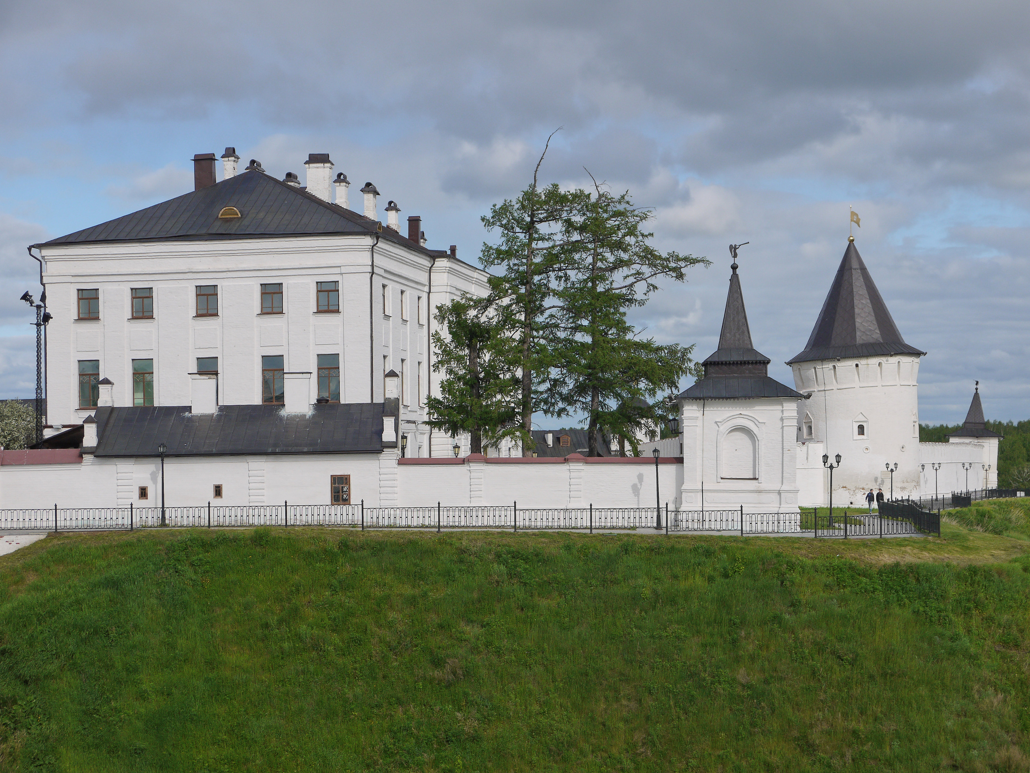 Южные стены и башни Тобольского кремля.
