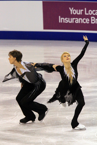 File:2009 Skate Canada Dance - Ekaterina BOBROVA - Dmitri SOLOVIEV - 9474a.jpg