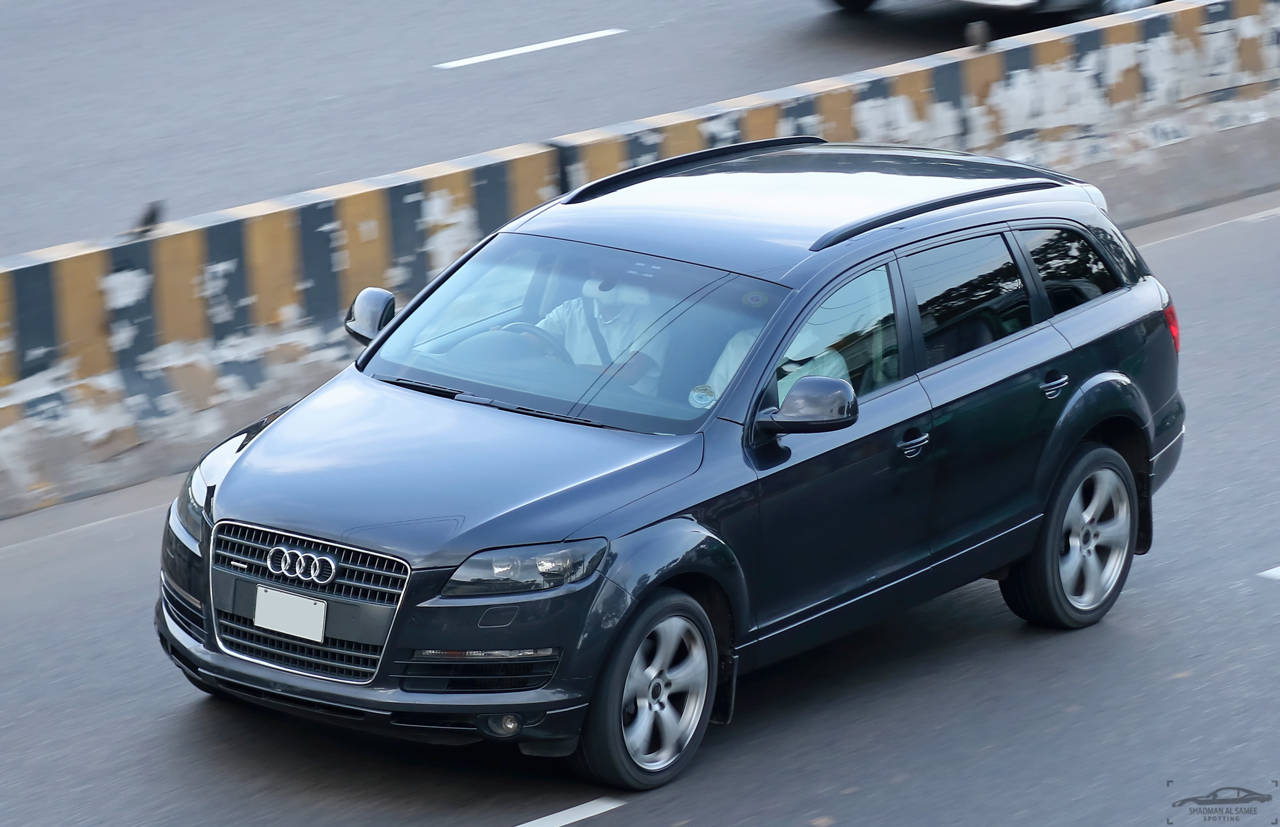 File:Audi Q7 (4L), Bangladesh. (29112090818).jpg - Wikimedia Commons