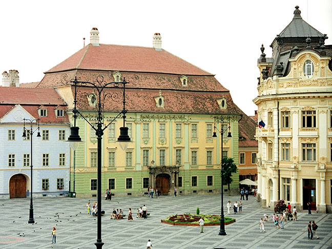 File:Brukenthalpalais Hermannstadt.jpg