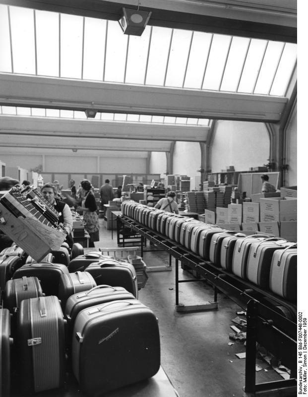 Die Grundig AG  Bundesarchiv_B_145_Bild-F007448-0002%2C_Bayreuth%2C_Firma_Grundig