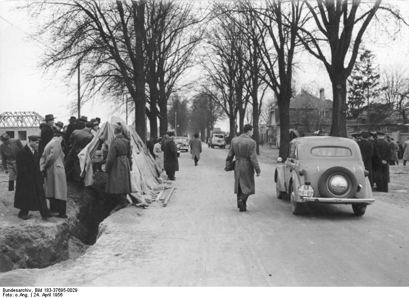 File:Bundesarchiv Bild 183-37695-0029, Altglienicke, Schönefelder Chaussee, US-Spionagetunnel.jpg