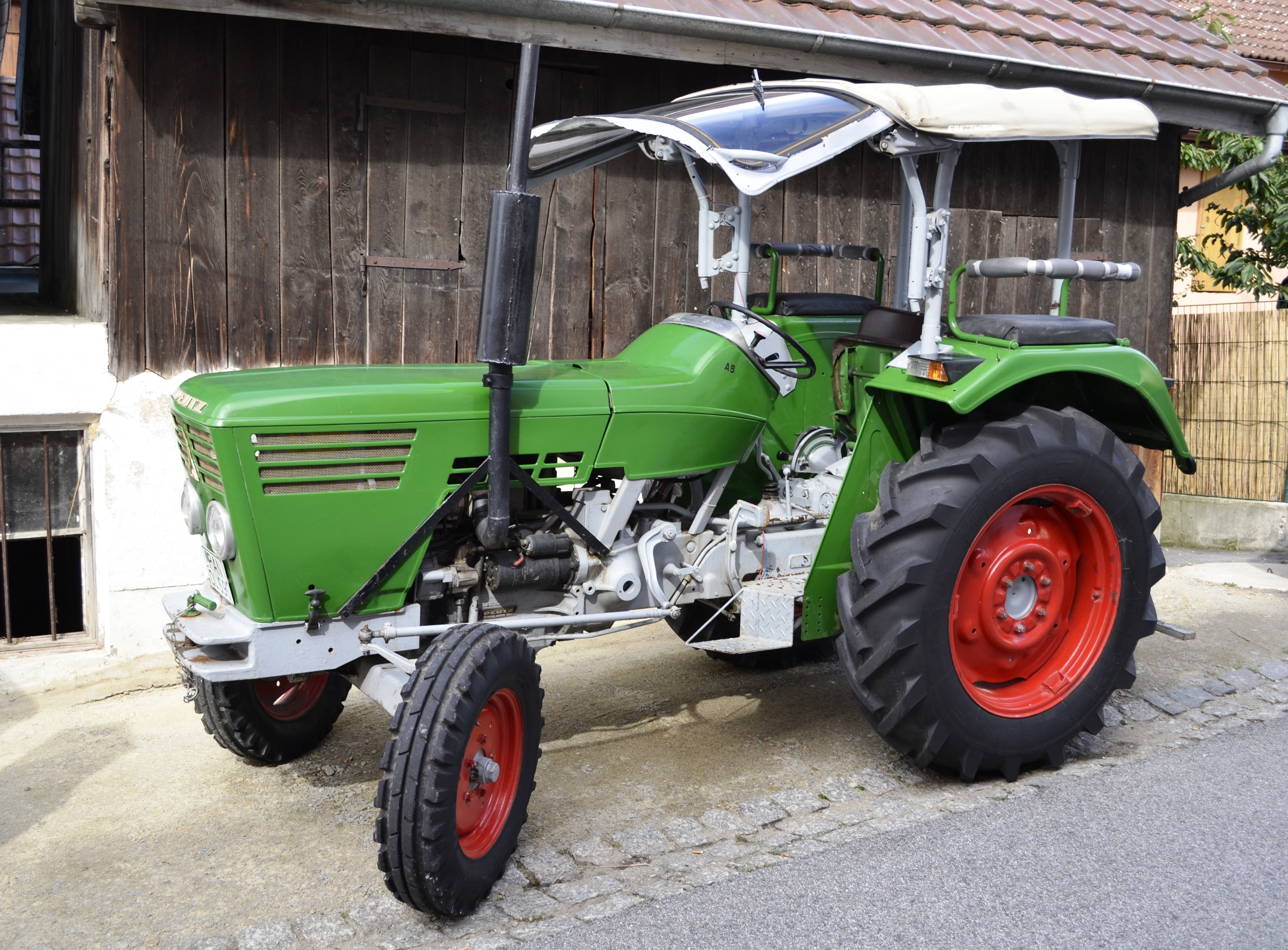 File:Deutz-Traktor in Bayern.JPG - Wikimedia Commons