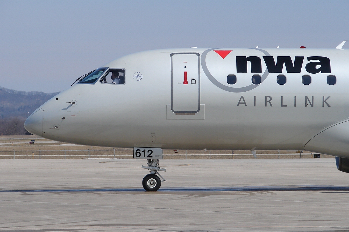 Embraer 175 (Northwest Airlink) (2382769211).jpg