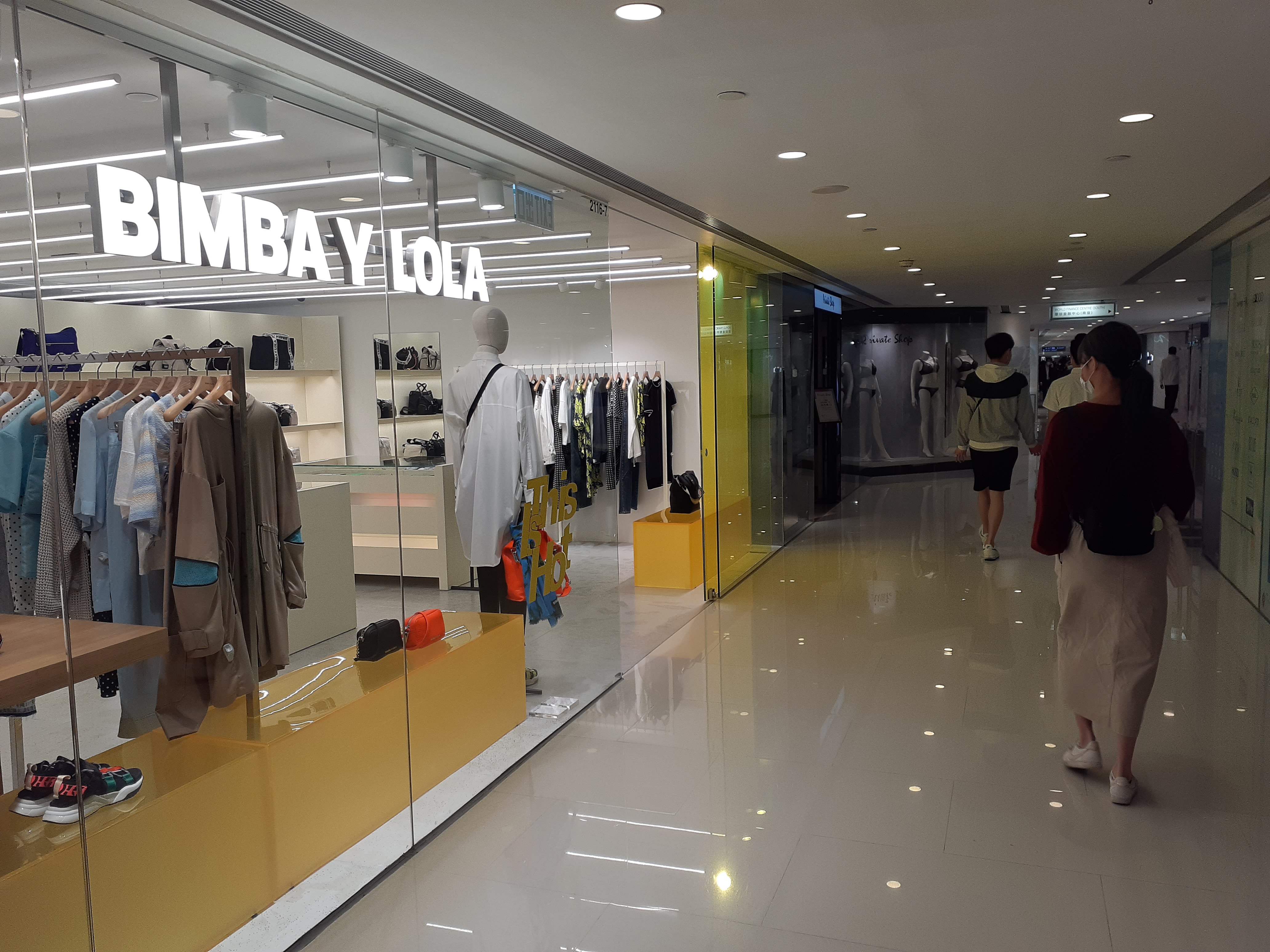 Percibir Aislar Resistente File:HK TST 尖沙咀 Tsim Sha Tsui 海港城 Harbour City mall clothing shop Bimba Y  Lola March 2020 SS2 04.jpg - Wikimedia Commons