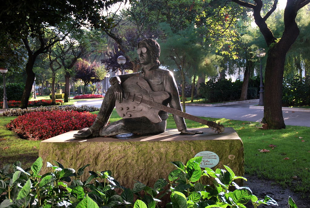 Estatua de John Lennon en el Jardín Méndez Núñez, A Coruña (La Coruña), Galicia, España