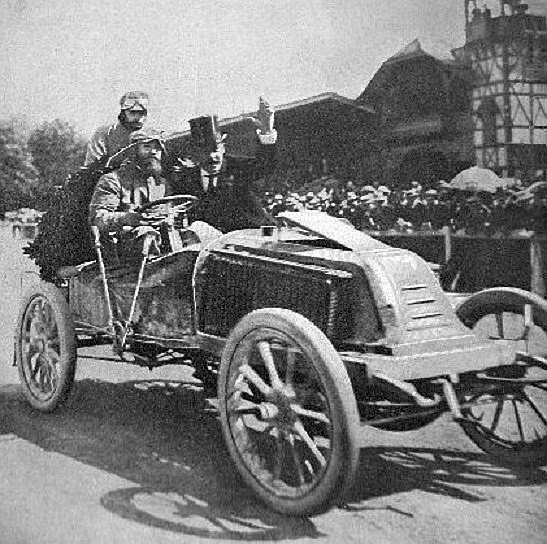 File:Marcel Renault vainqueur de Paris-Vienne 1902 sur Renault Type K.jpg