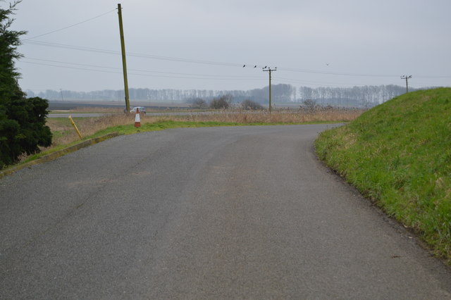 File:Road to Horse Fen Farm - geograph.org.uk - 5519109.jpg