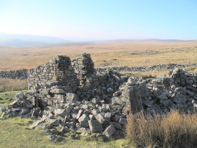 File:Ruin beside dismantled railway south of Pen yr Helyg - geograph.org.uk - 96889.jpg