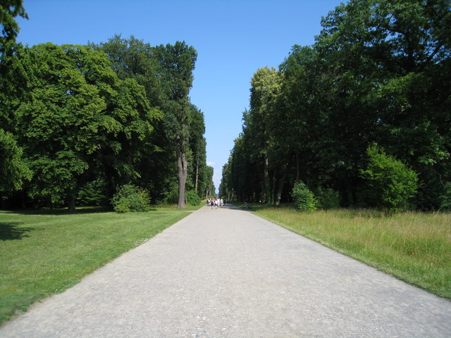 File:Sanssouci Hauptallee - geo.hlipp.de - 3195.jpg