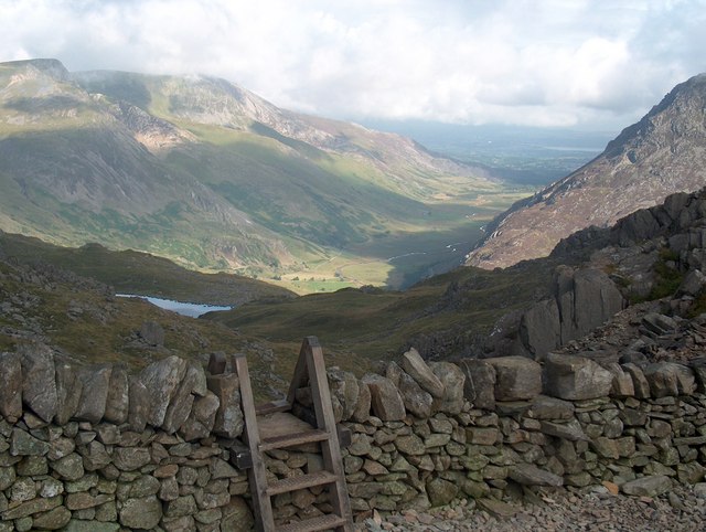 Stile and wall on the Bwlch Tryfan - geograph.org.uk - 1622408