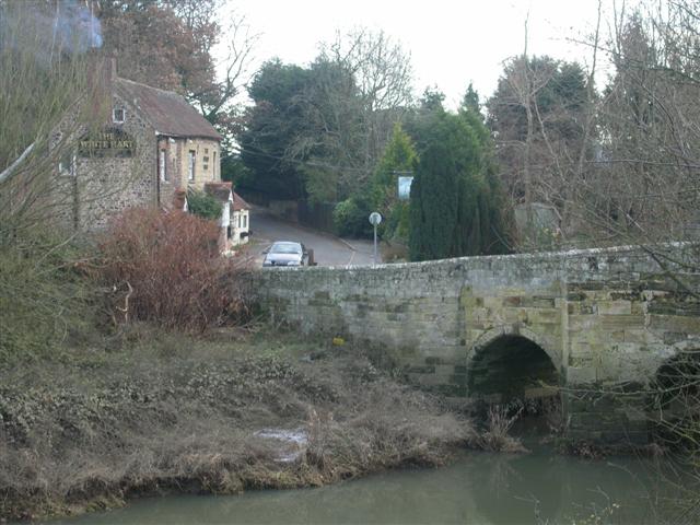 File:Stopham Bridge and Pub - geograph.org.uk - 92708.jpg