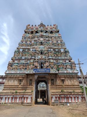 File:Tirukkalarparijathavanesvarartemple.jpg