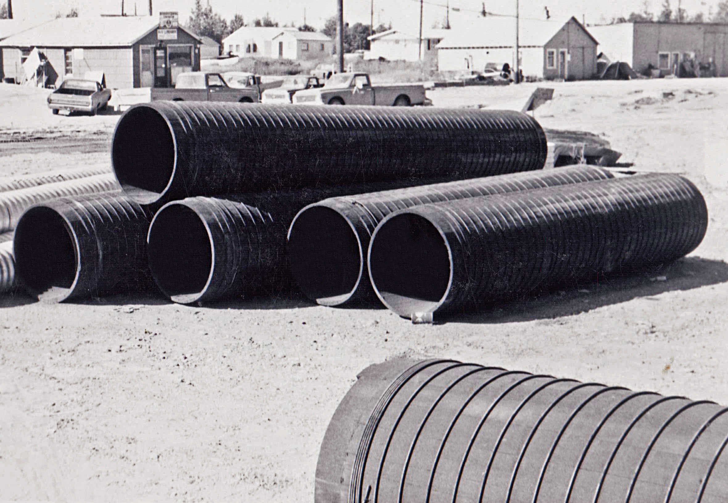 Fichier:Tuyaux en bois de gros diamètres sur un chantier en Alaska..jpg —  Wikipédia
