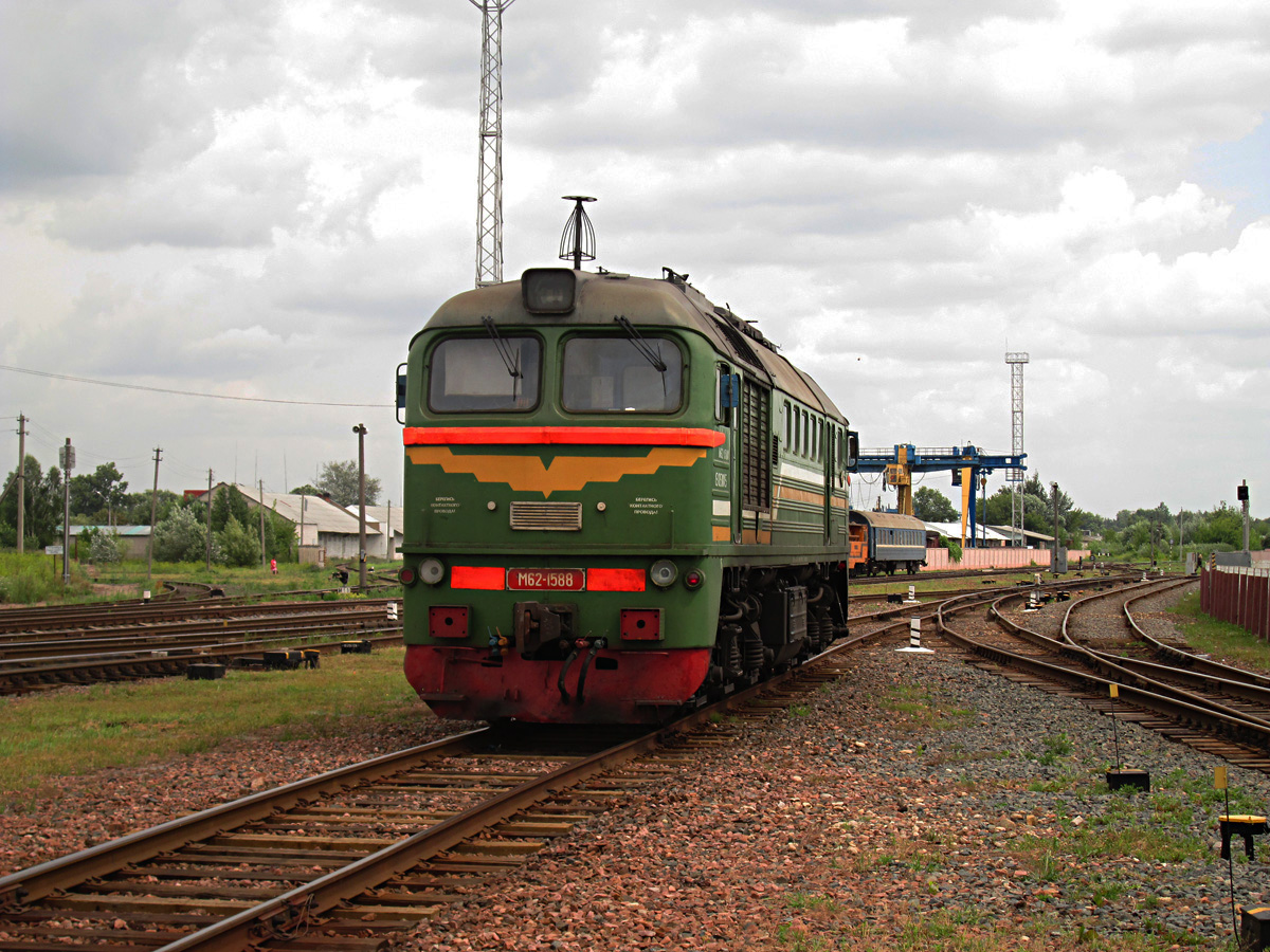 File:М62-1588, Беларусь, Минская область, станция Слуцк (Trainpix  81919).jpg - Wikimedia Commons