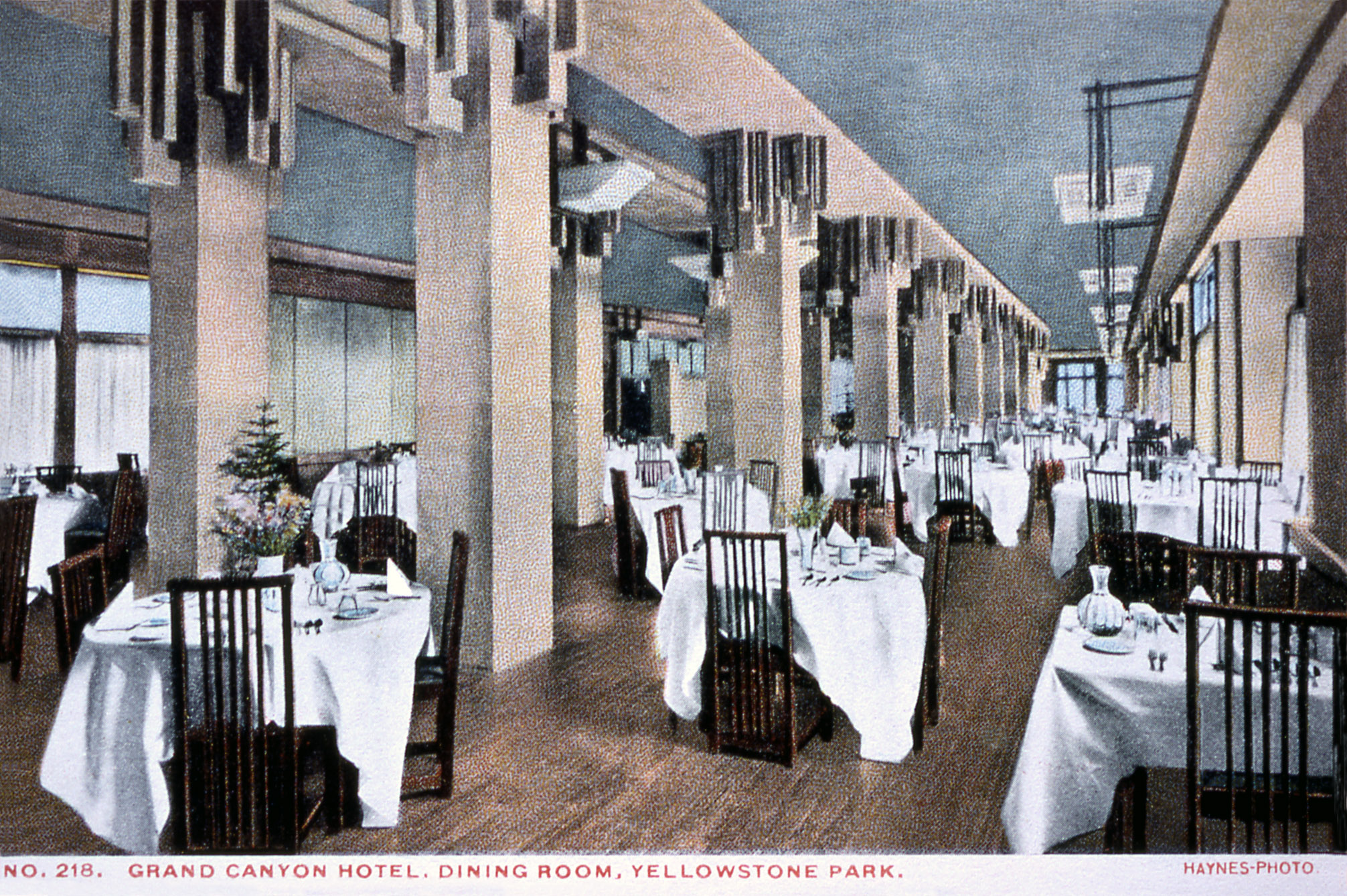 https://upload.wikimedia.org/wikipedia/commons/9/9f/-218_-_Grand_Canyon_Hotel_Dining_Room_%2816270829828%29.jpg