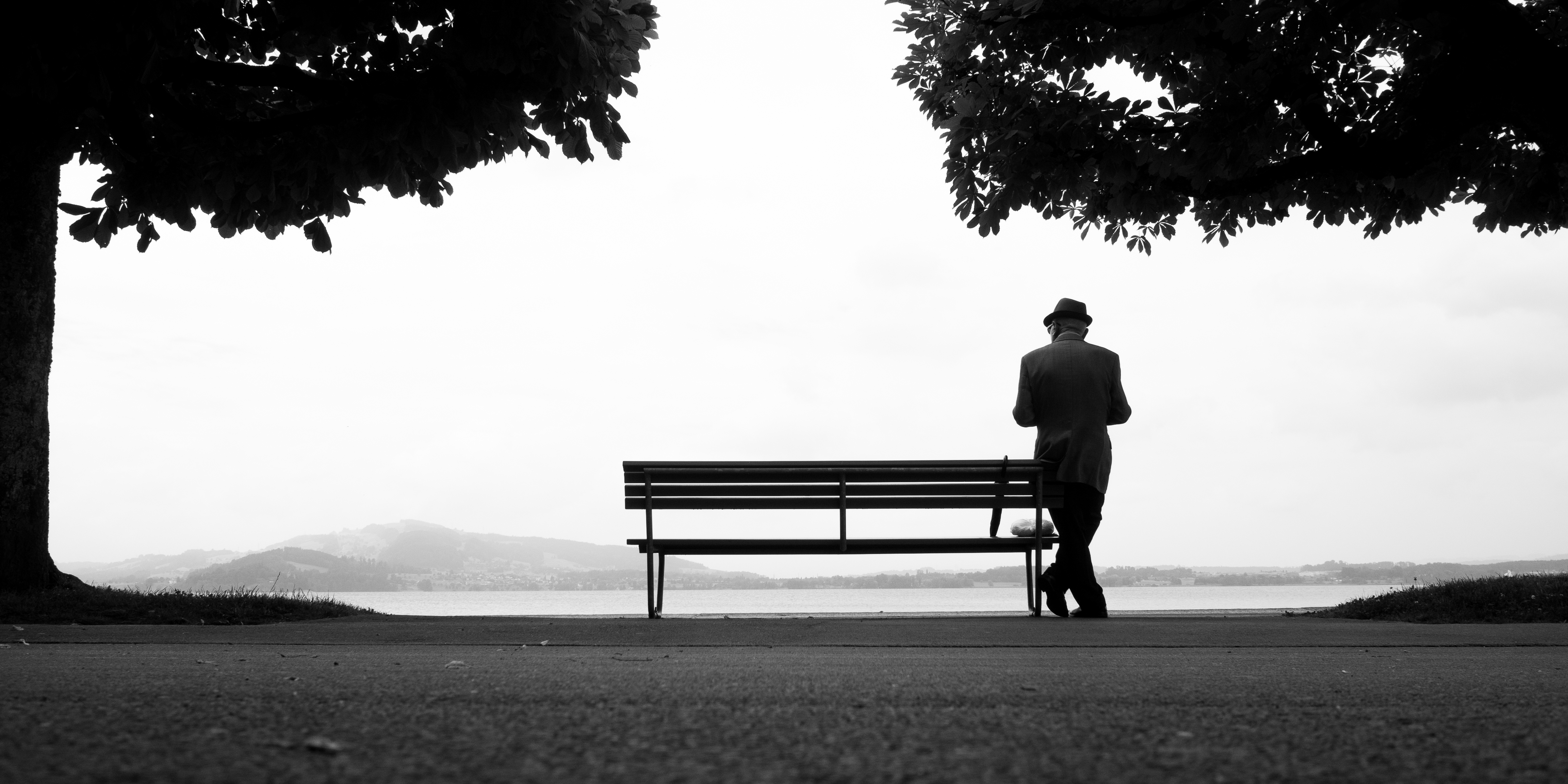 Несчастье неудача. Монохромные фото. Сидит черный силуэт на мосту. Bench in Black silhouette. Закат чб силуэт.