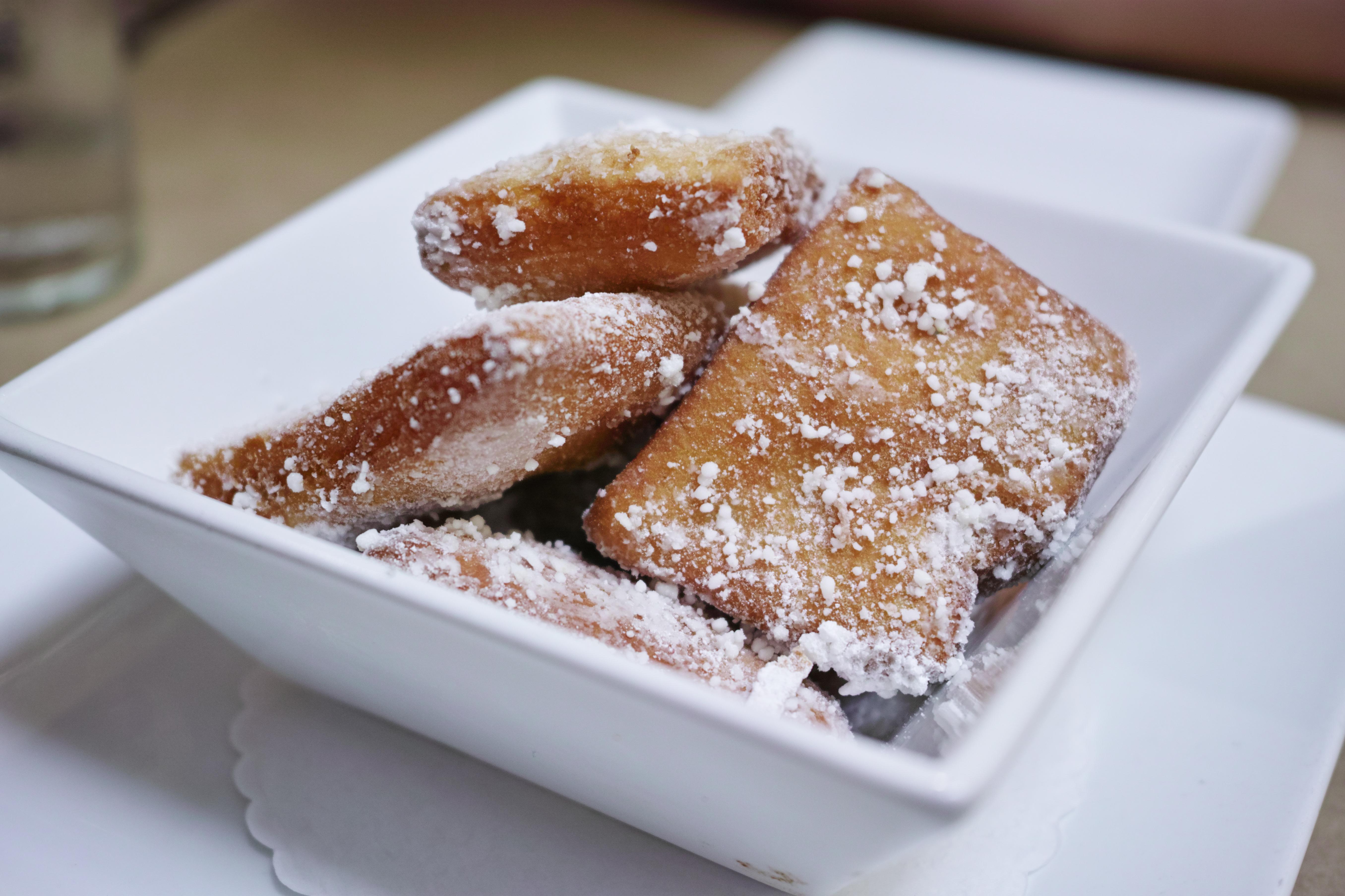 https://upload.wikimedia.org/wikipedia/commons/9/9f/Beignets_at_Pastis_%2815057250578%29.jpg