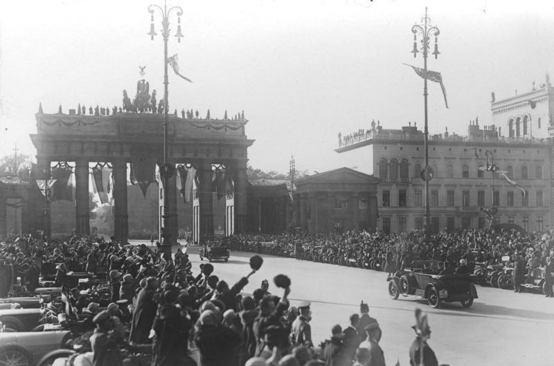 File:Bundesarchiv Bild 102-04876, Berlin, Feier zum 80. Geburtstag Hindenburgs.jpg