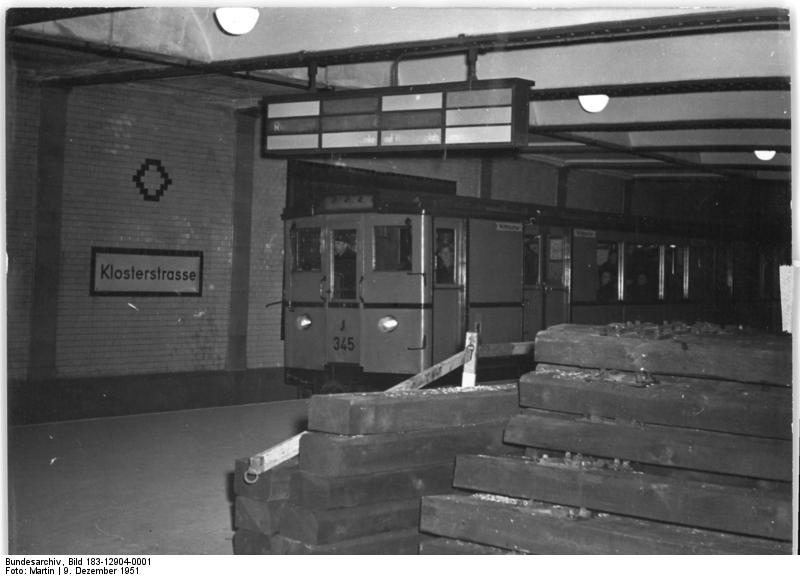 File:Bundesarchiv Bild 183-12904-0001, Berlin, U-Bahnhof Klosterstraße.jpg