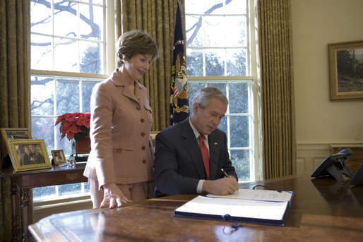 File:Bush signs Ryan White modernization.jpg