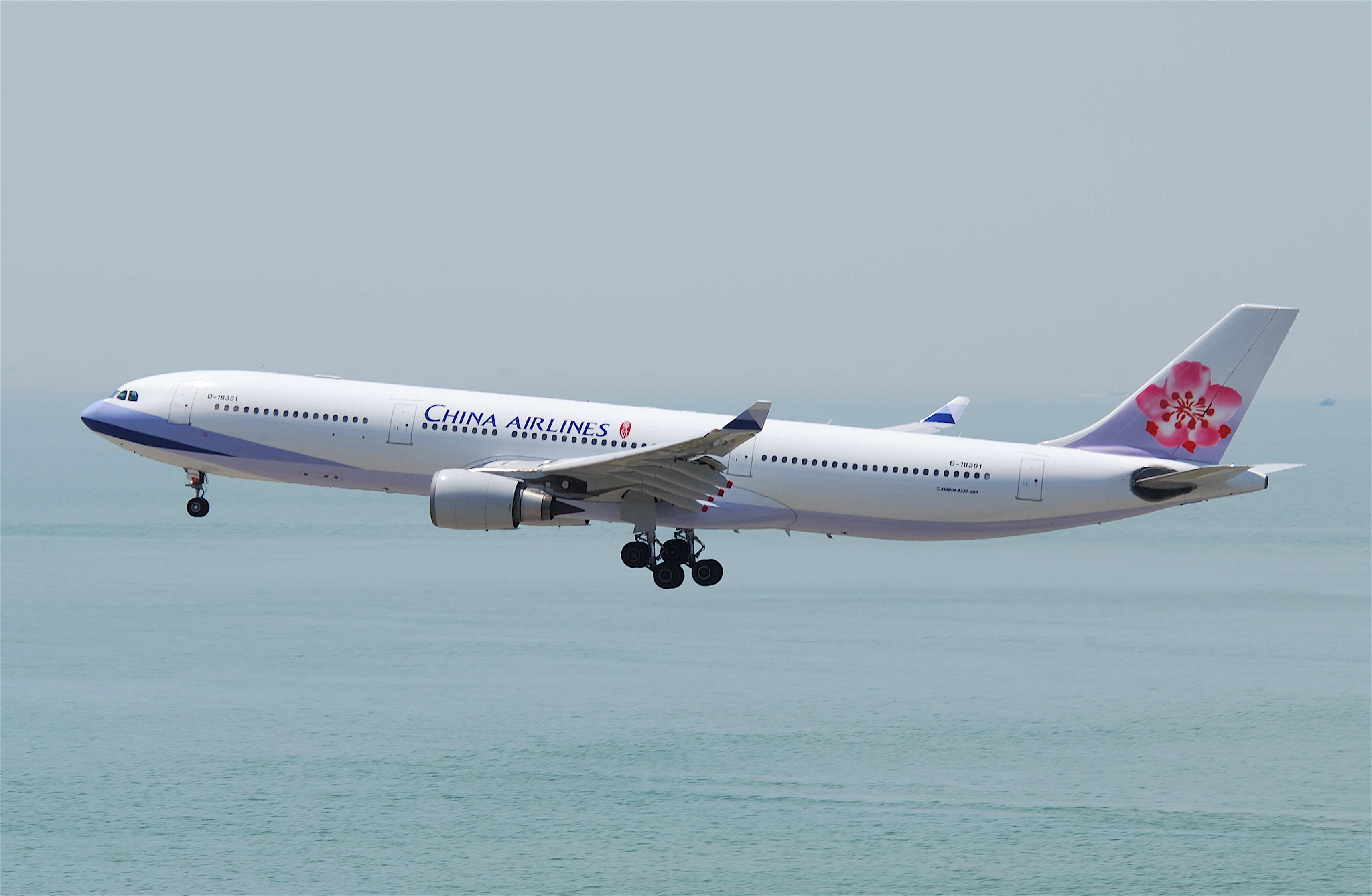 File:China Airlines Airbus A330-300; B-16301@HKG;31.07.2011 614mo