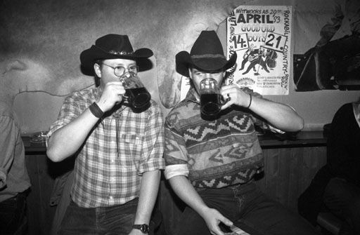 File:Cowboys im Rattlesnake Saloon.jpg