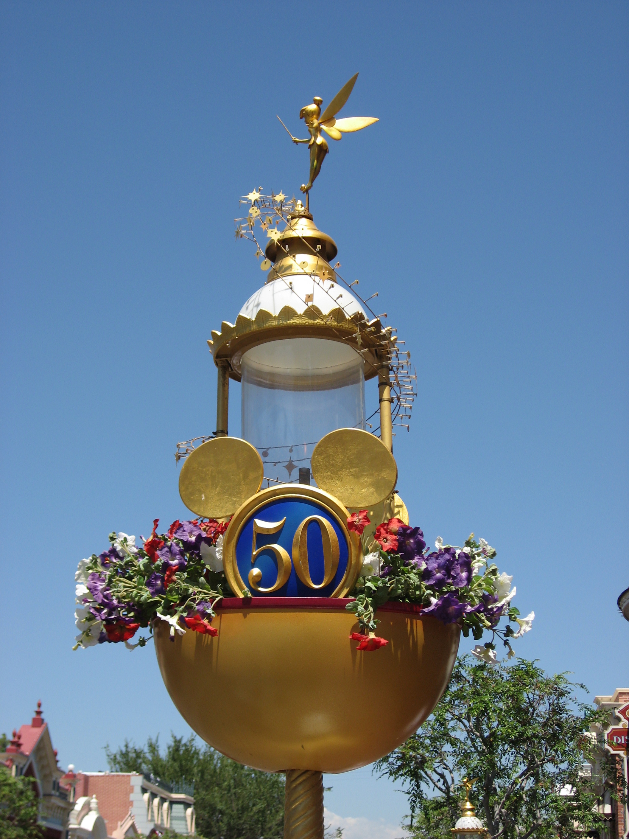 File:Disneyland-50th lamppost.jpg - Wikimedia Commons