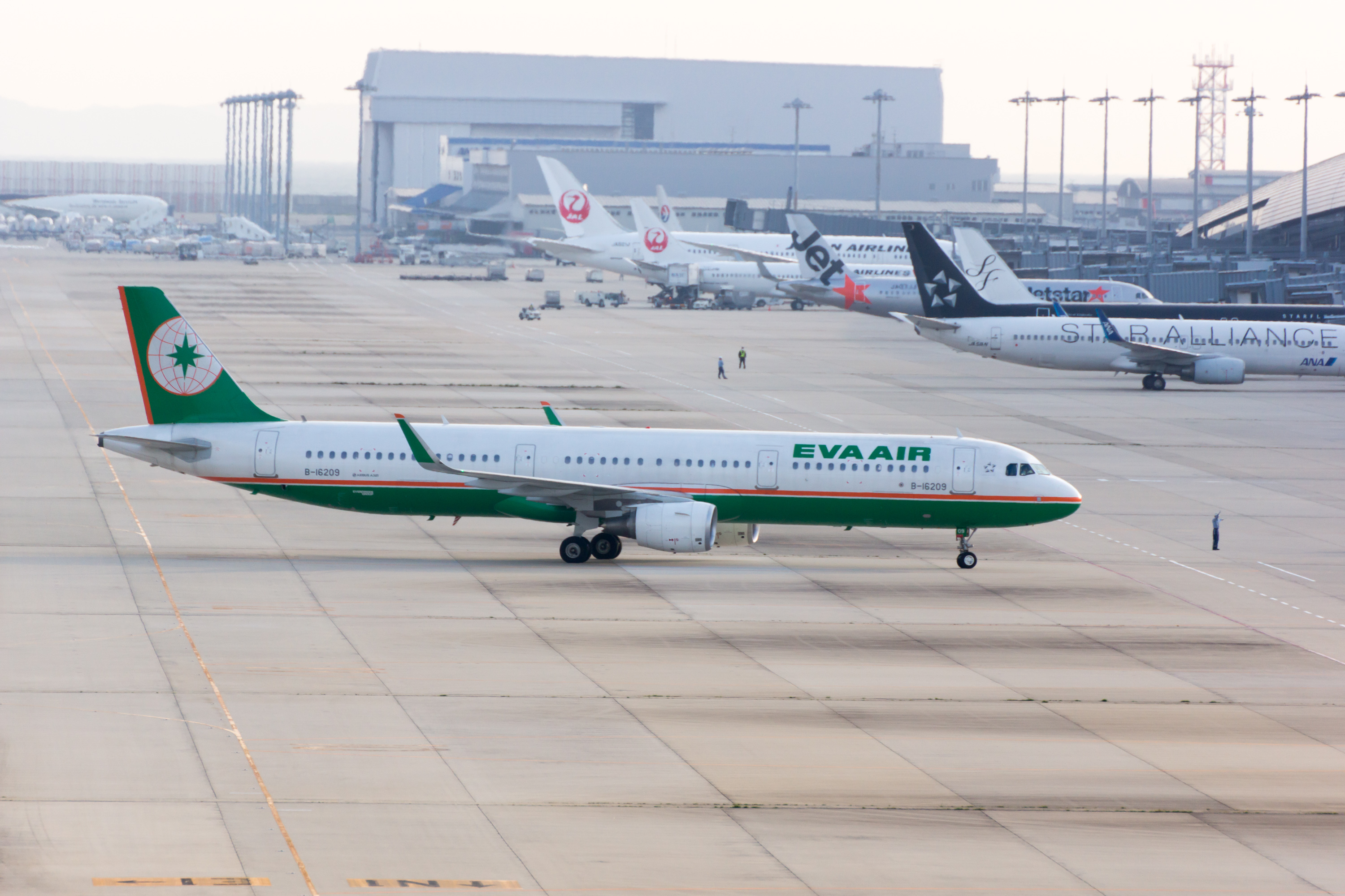 File Eva Airways Br130 Airbus A321 211 B 169 Arrived From Taipei Kansai Airport Jpg Wikimedia Commons