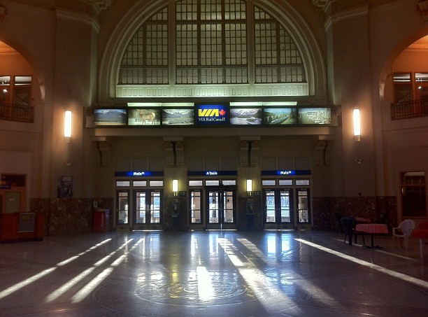 File:Final rays of the day. Winnipeg Union Station (but not the railways you think) (8110510030).jpg