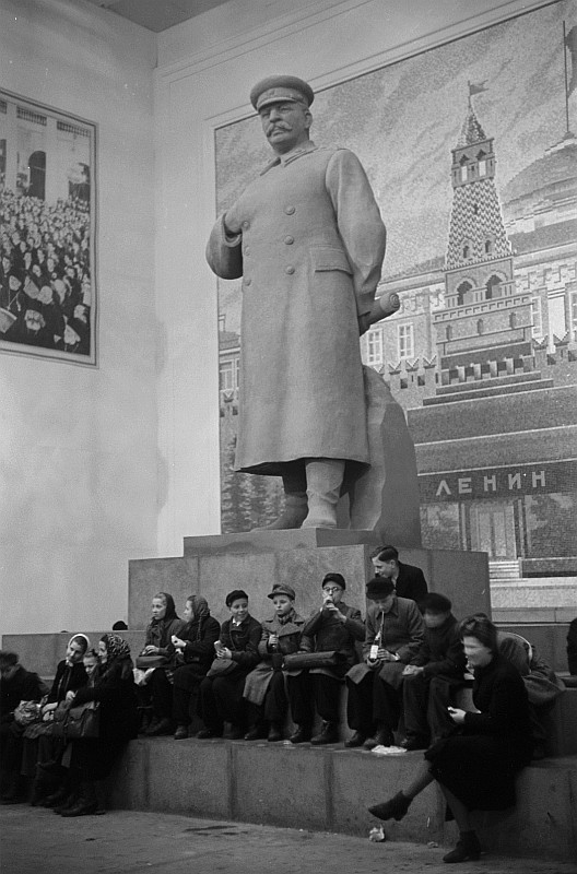 File Fotothek Df Roe Neg 0 Stalin Statue In Der Ausstellungshalle Der Sowjetunion Jpg Wikimedia Commons