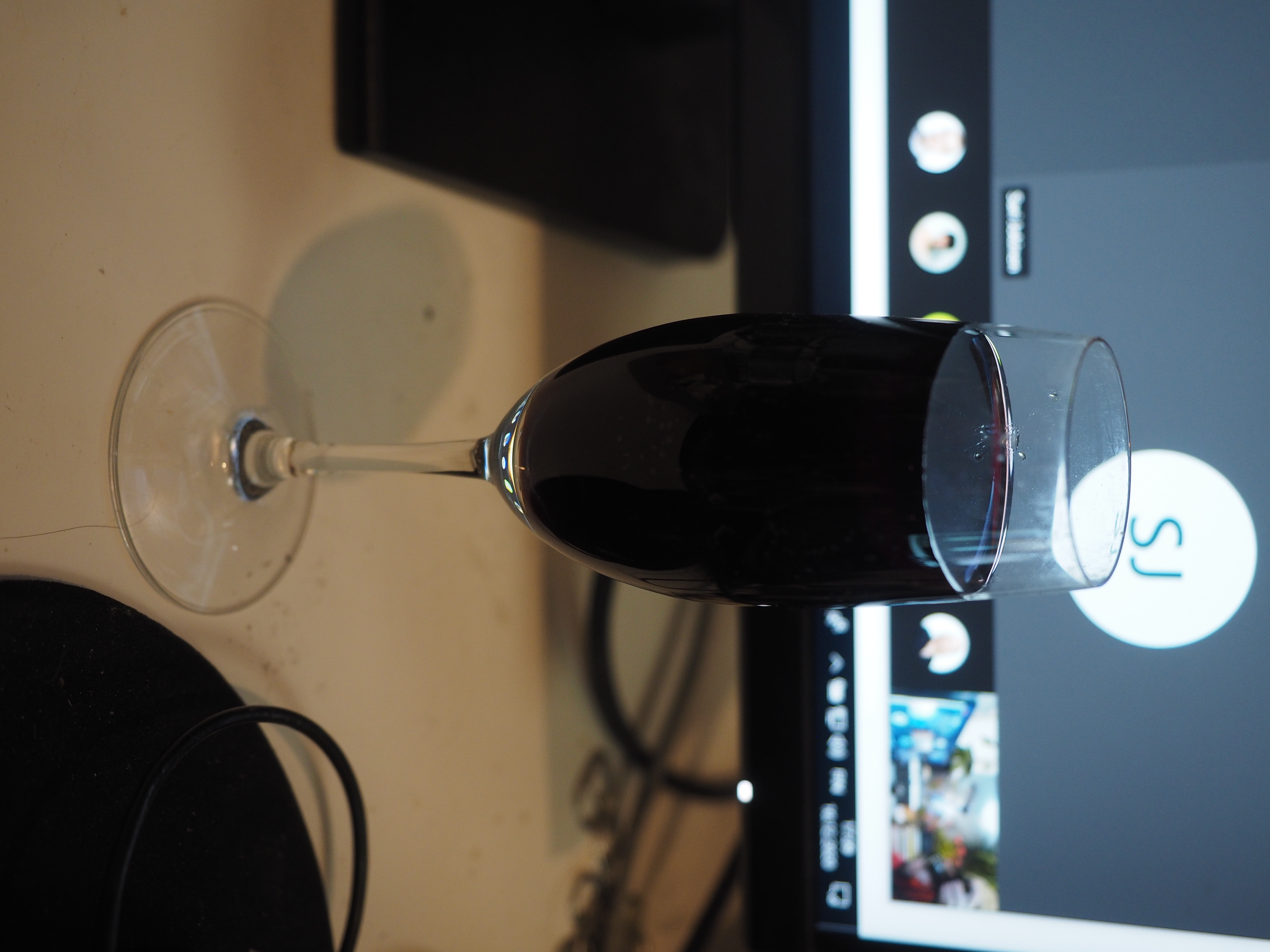 File:Red Wine Glass.jpg - Wikimedia Commons