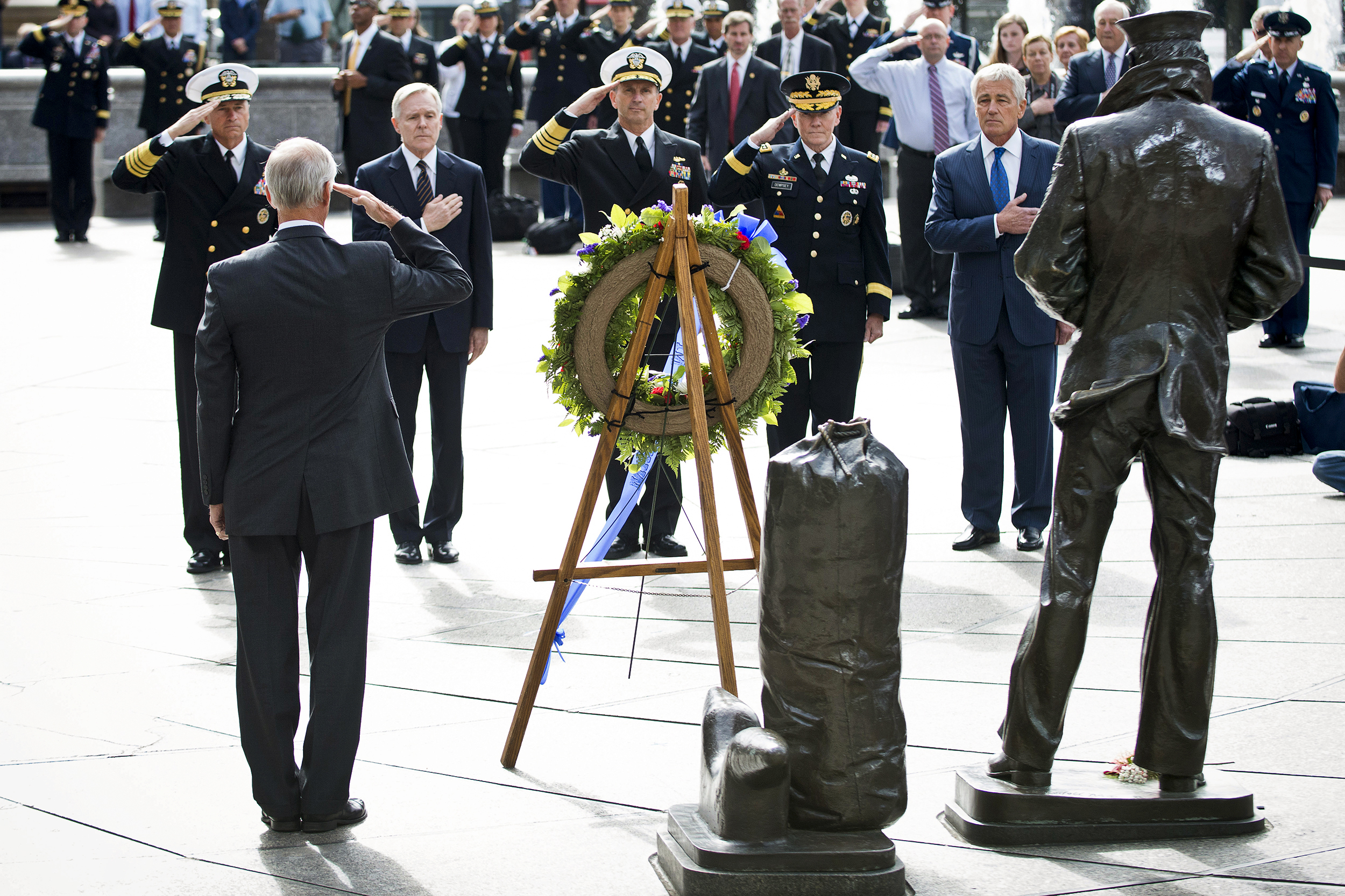 File:Hagel lays wreath at Navy Memorial - 2013-09-17.jpg - Wikimedia Commons