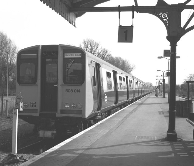 File:Hampton Court station - geograph.org.uk - 572091.jpg