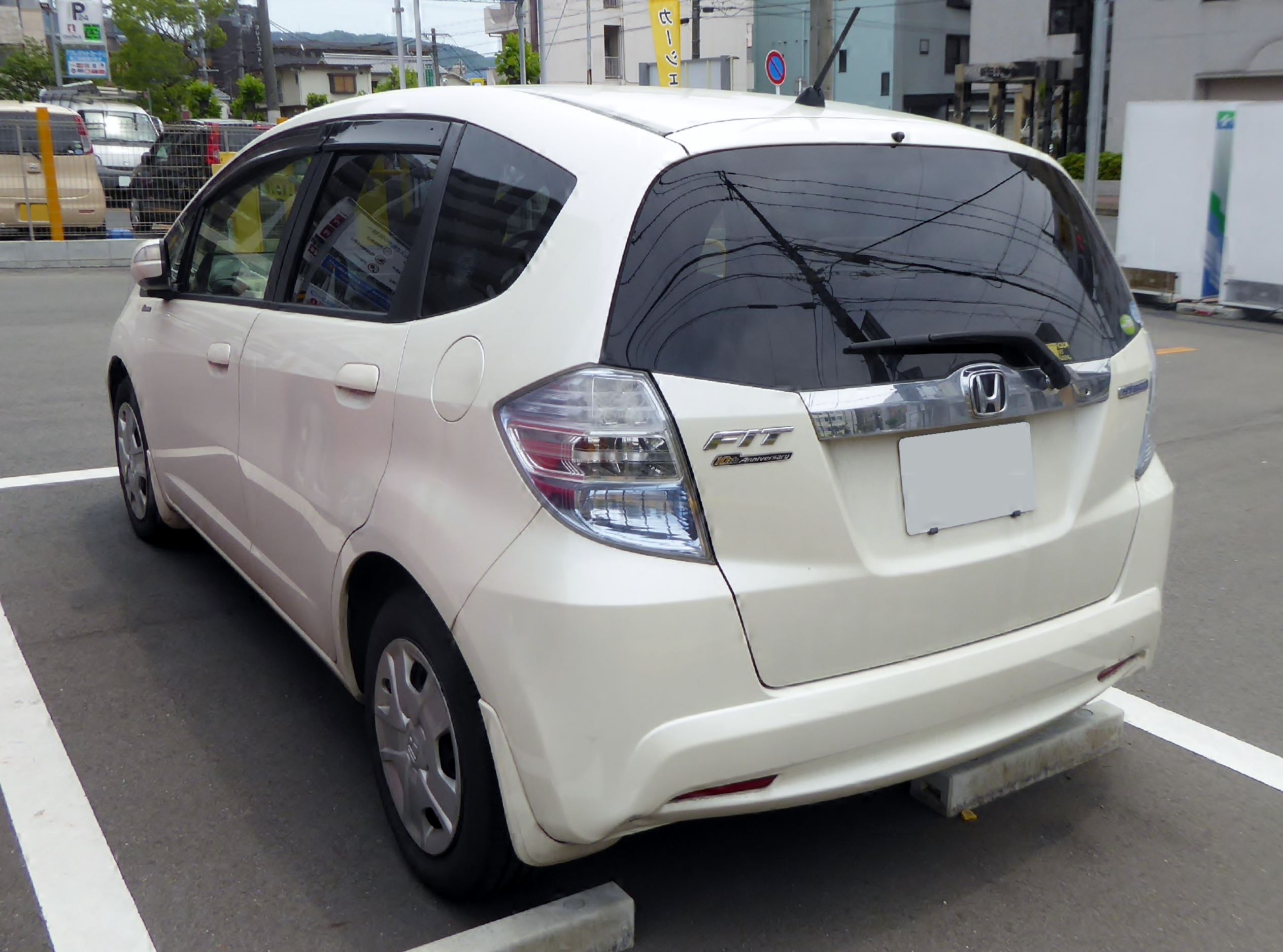 ファイル:Honda FIT HYBRID・10th Anniversary (DAA-GP1) rear.jpg - Wikipedia