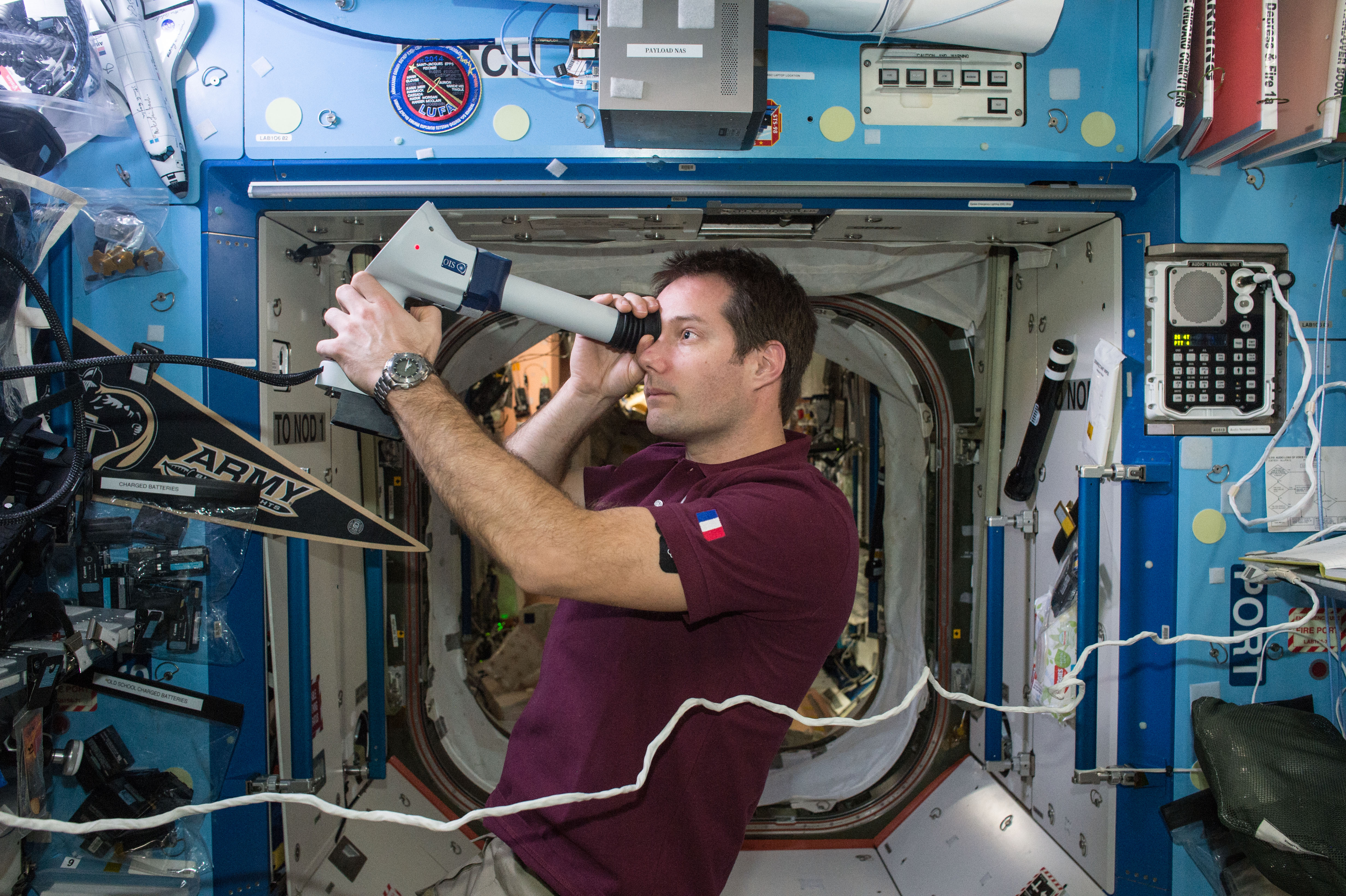 МКС-50 Томас Песке с фундоскопом в лаборатории американского модуля МКС «Destiny».