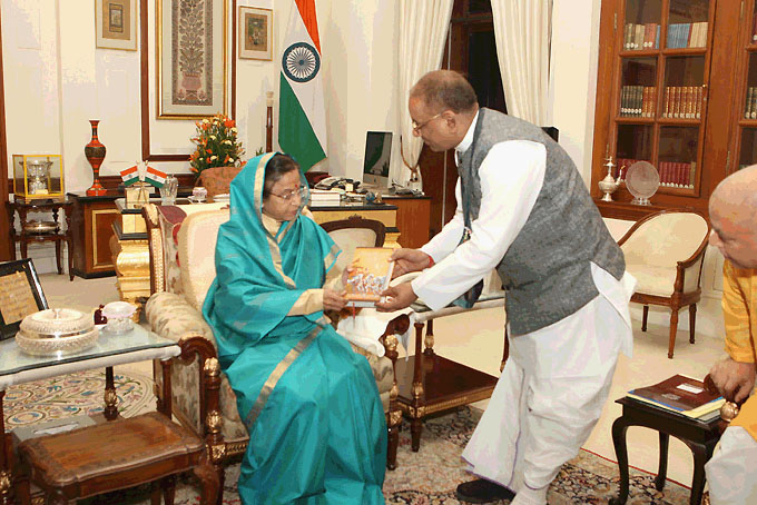 File:Indian President Pratibha Patil receives Bhagavad Gita.jpg